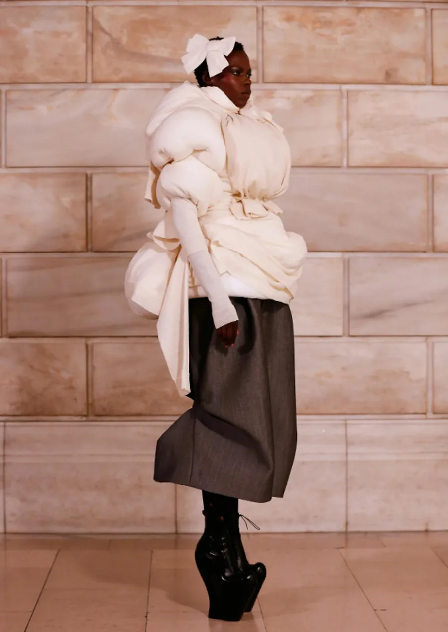 Marc Jacobs SS26: Búp Bê Gothic Lạc Lối Trong Cơn Lốc Tối Đa Chủ Nghĩa