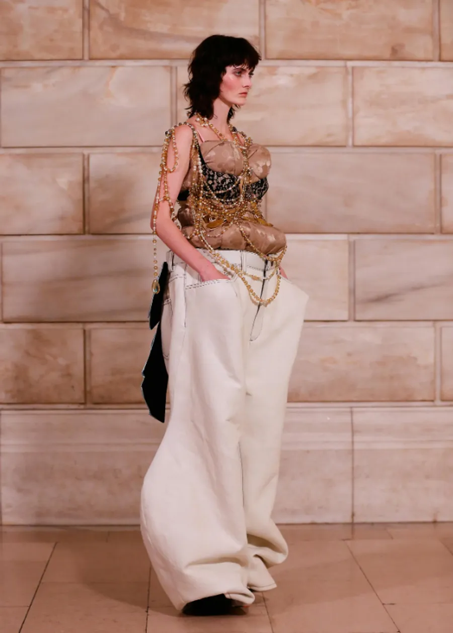 Marc Jacobs SS26: Búp Bê Gothic Lạc Lối Trong Cơn Lốc Tối Đa Chủ Nghĩa
