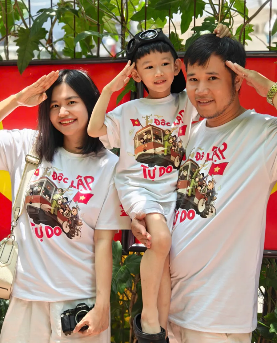 Mặc gì đi xem diễu binh 2/9? Gợi ý outfit ấn tượng cho nam và nữ