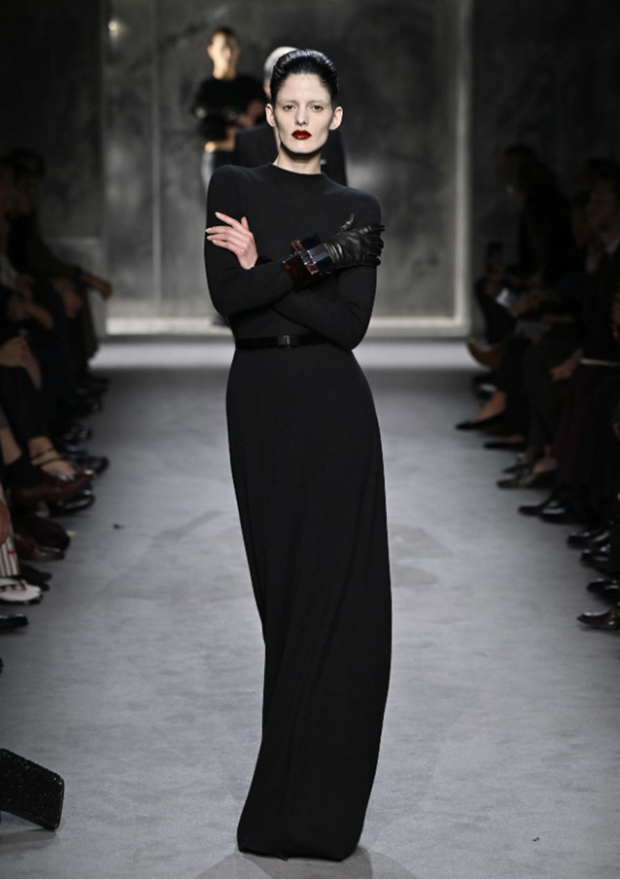 Tom Ford Fall/ Winter 2025: Mối Tình Đầy Hứa Hẹn Của Thế Giới Thời Trang - 16