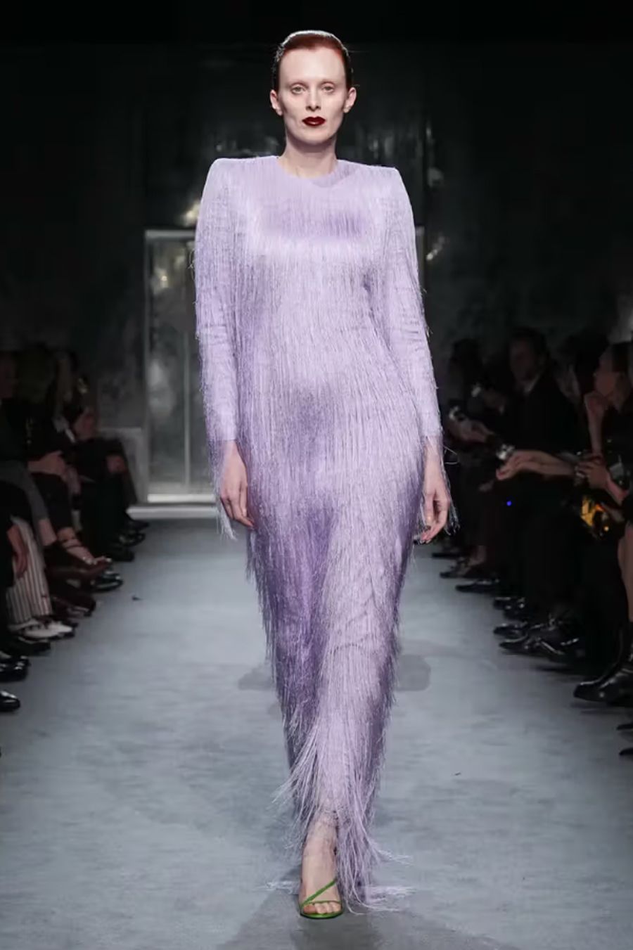 Tom Ford Fall/ Winter 2025: Mối Tình Đầy Hứa Hẹn Của Thế Giới Thời Trang - 14