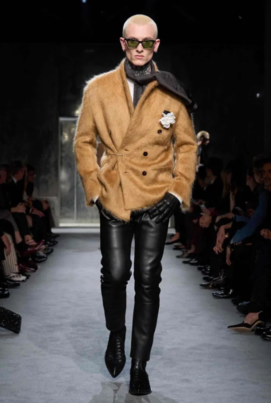 Tom Ford Fall/ Winter 2025: Mối Tình Đầy Hứa Hẹn Của Thế Giới Thời Trang - 9