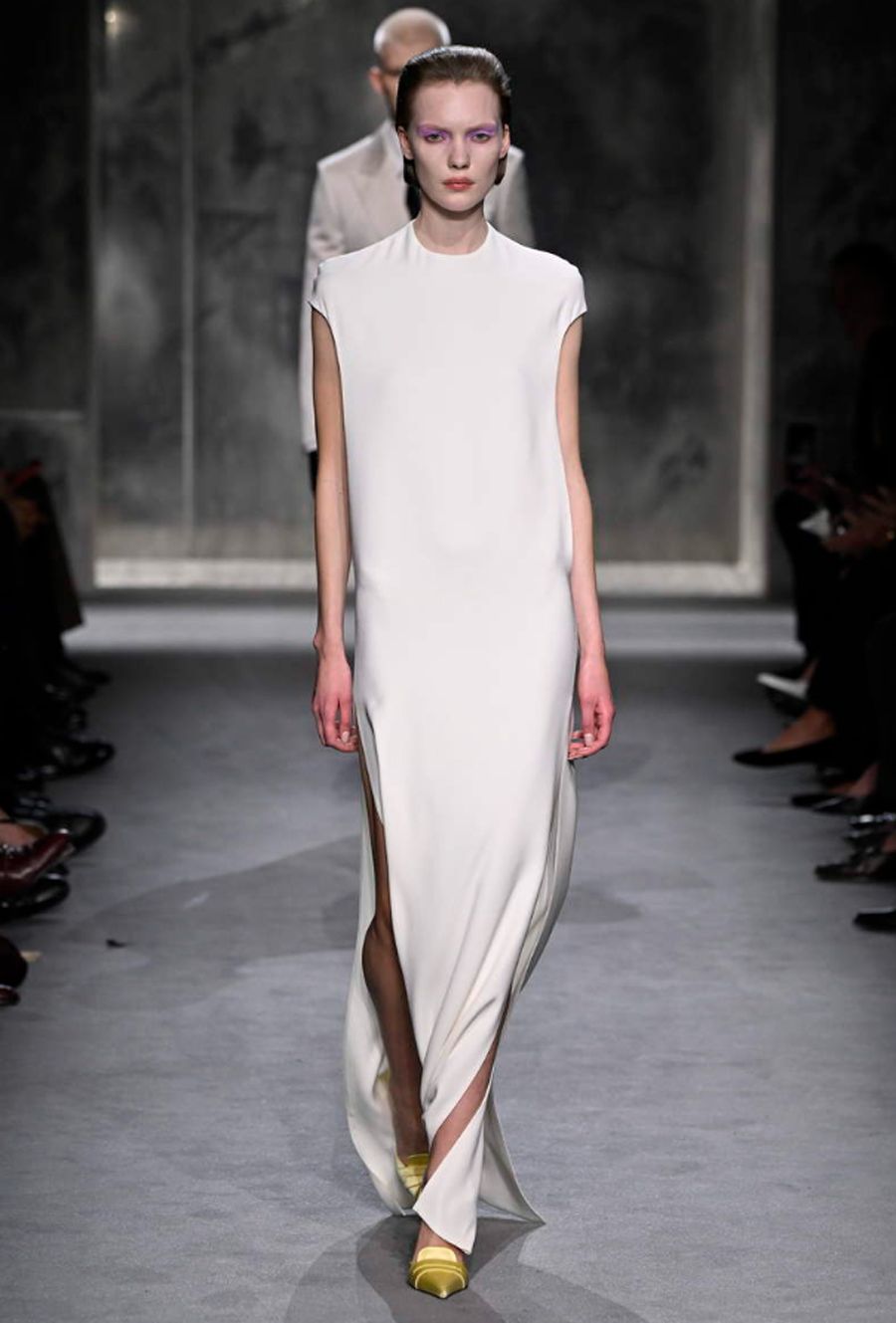 Tom Ford Fall/ Winter 2025: Mối Tình Đầy Hứa Hẹn Của Thế Giới Thời Trang - 17