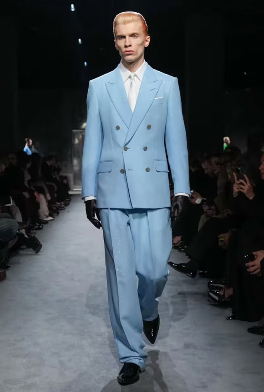 Tom Ford Fall/ Winter 2025: Mối Tình Đầy Hứa Hẹn Của Thế Giới Thời Trang - 11