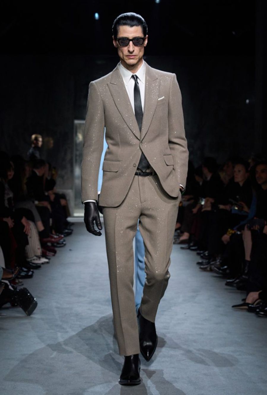 Tom Ford Fall/ Winter 2025: Mối Tình Đầy Hứa Hẹn Của Thế Giới Thời Trang - 13