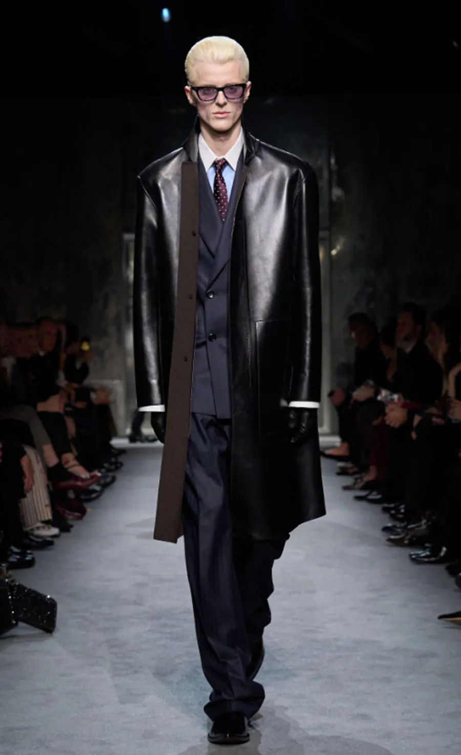 Tom Ford Fall/ Winter 2025: Mối Tình Đầy Hứa Hẹn Của Thế Giới Thời Trang - 23