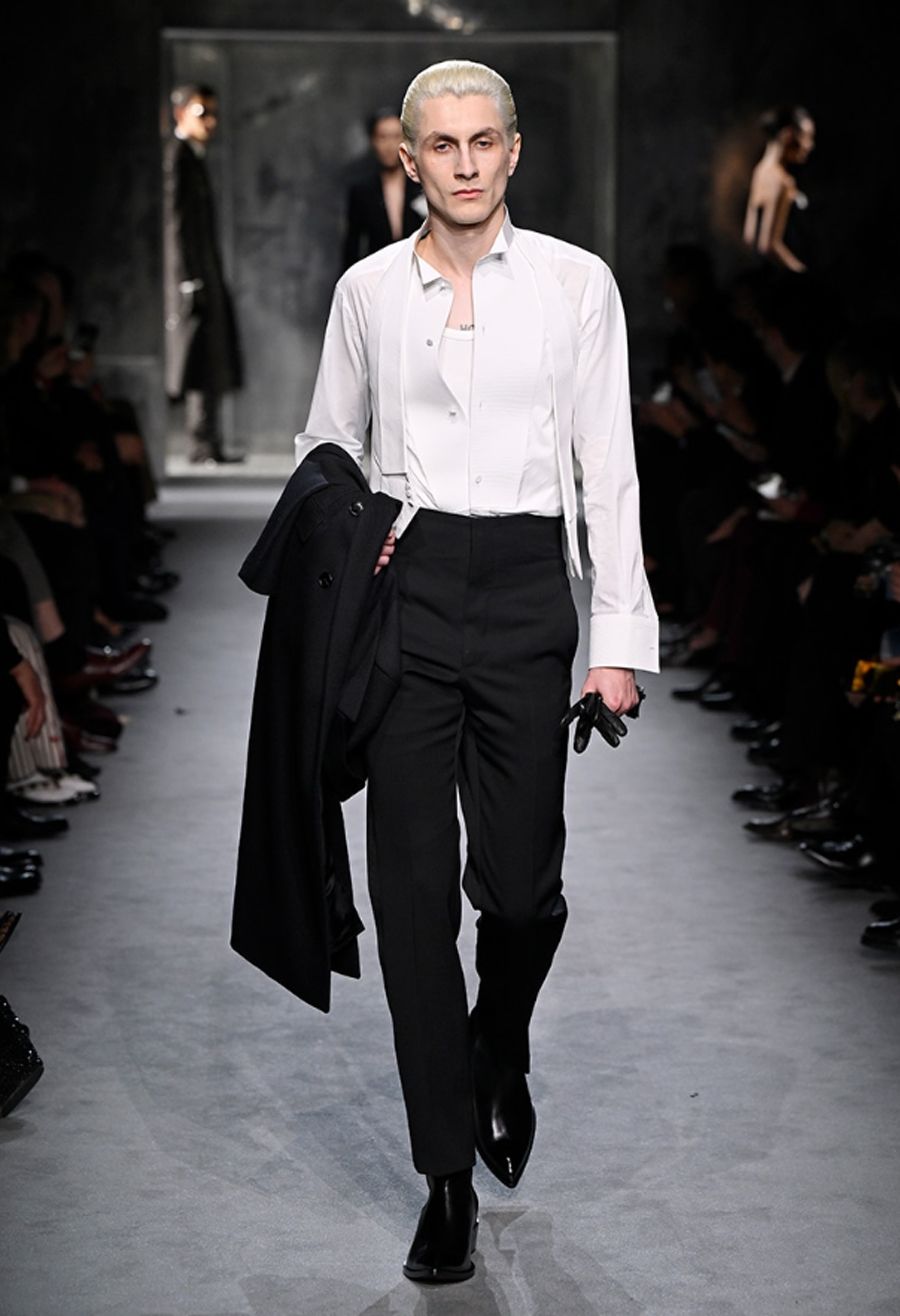 Tom Ford Fall/ Winter 2025: Mối Tình Đầy Hứa Hẹn Của Thế Giới Thời Trang - 24