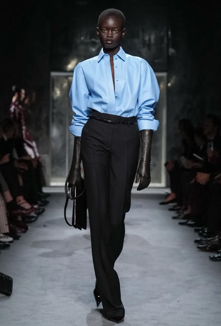 Tom Ford Fall/ Winter 2025: Mối Tình Đầy Hứa Hẹn Của Thế Giới Thời Trang - 25