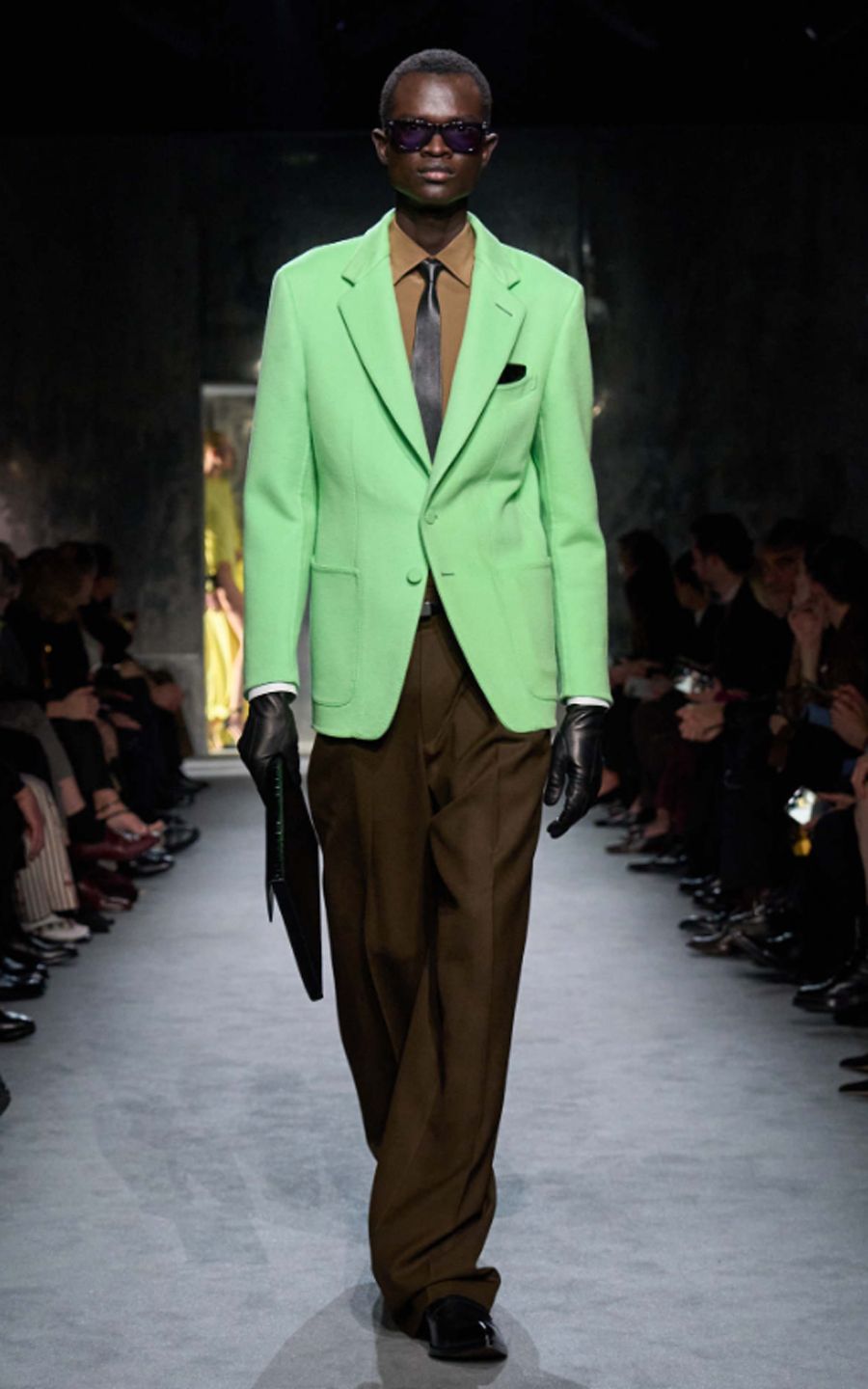 Tom Ford Fall/ Winter 2025: Mối Tình Đầy Hứa Hẹn Của Thế Giới Thời Trang - 26