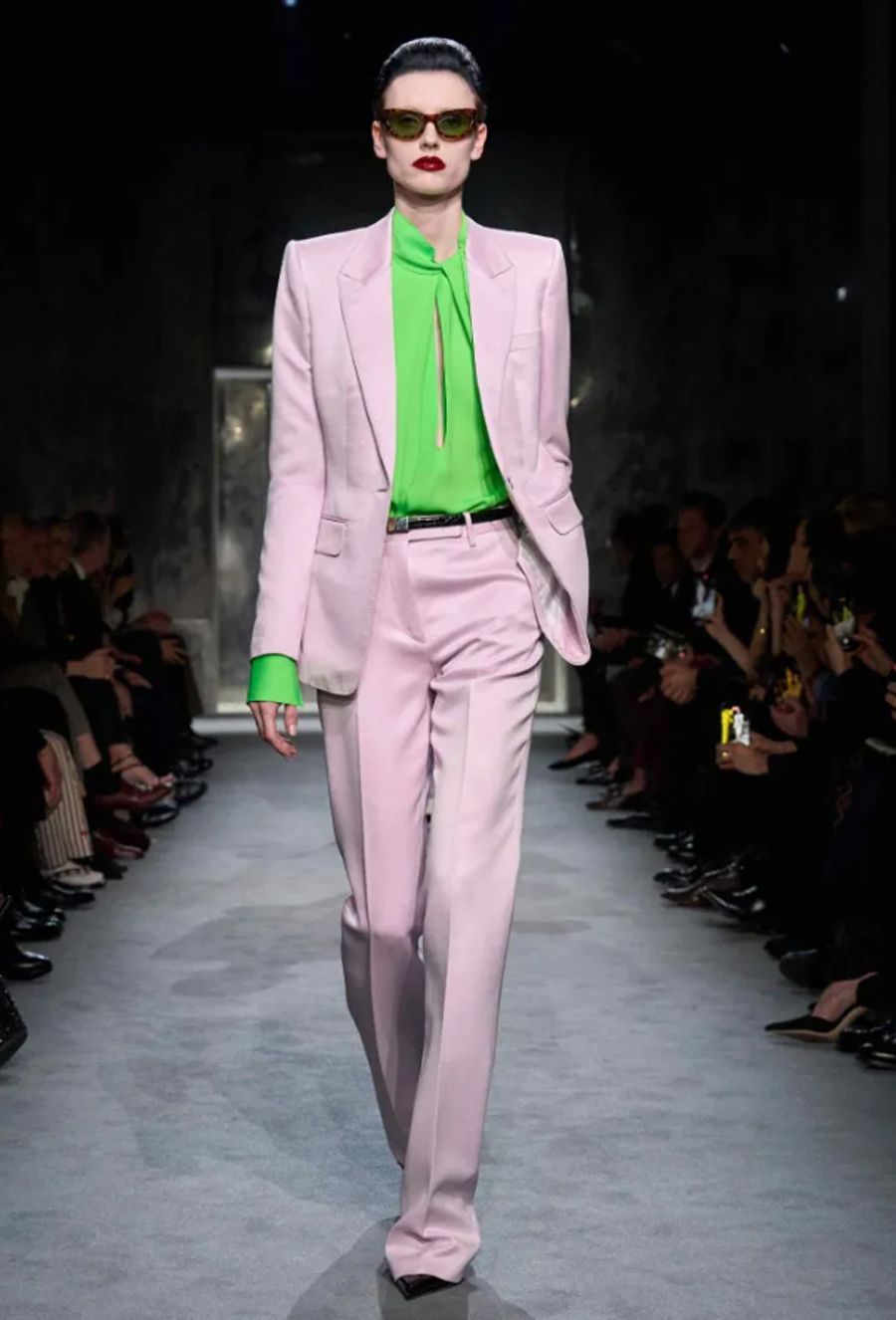Tom Ford Fall/ Winter 2025: Mối Tình Đầy Hứa Hẹn Của Thế Giới Thời Trang - 27