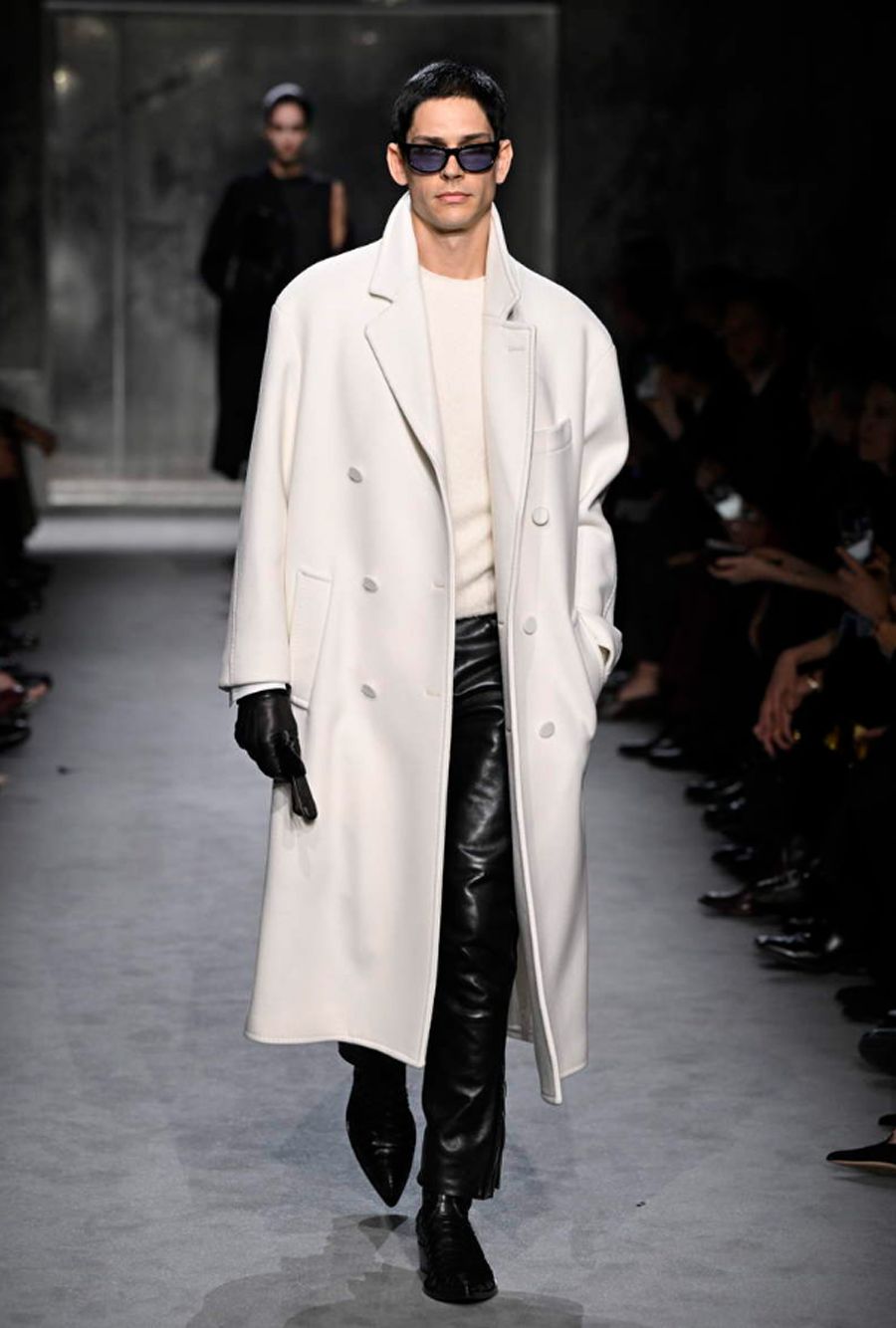 Tom Ford Fall/ Winter 2025: Mối Tình Đầy Hứa Hẹn Của Thế Giới Thời Trang - 28