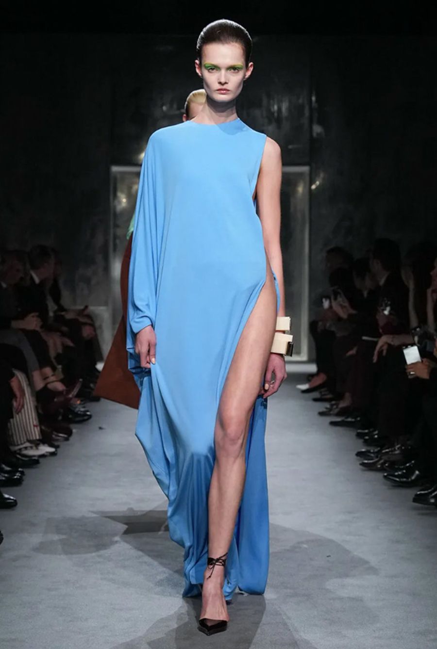 Tom Ford Fall/ Winter 2025: Mối Tình Đầy Hứa Hẹn Của Thế Giới Thời Trang - 19