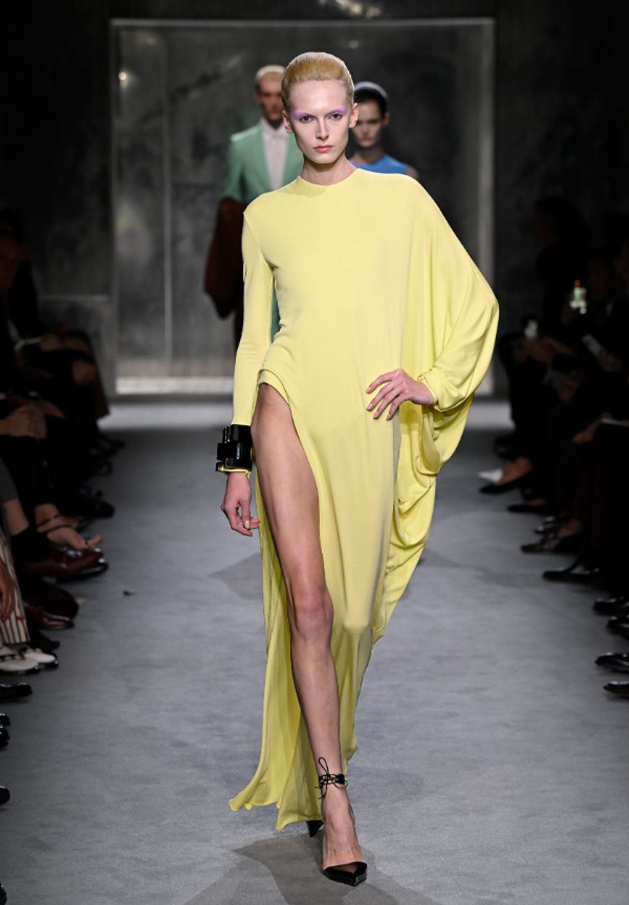 Tom Ford Fall/ Winter 2025: Mối Tình Đầy Hứa Hẹn Của Thế Giới Thời Trang - 20