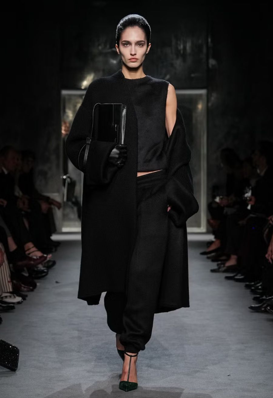 Tom Ford Fall/ Winter 2025: Mối Tình Đầy Hứa Hẹn Của Thế Giới Thời Trang - 3