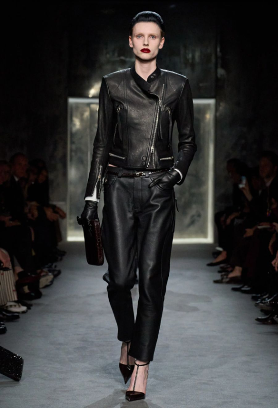 Tom Ford Fall/ Winter 2025: Mối Tình Đầy Hứa Hẹn Của Thế Giới Thời Trang - 4