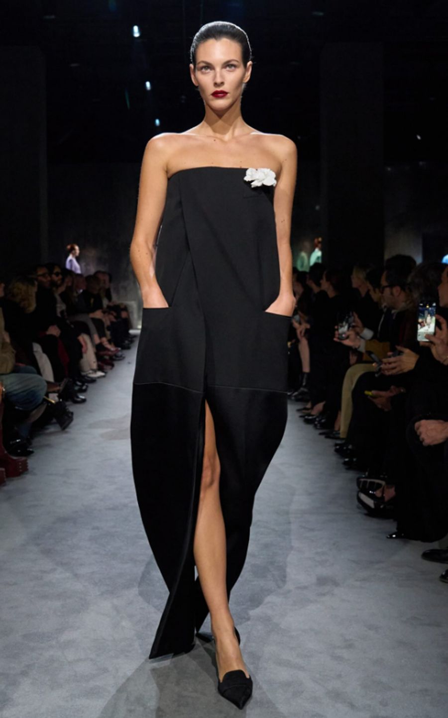 Tom Ford Fall/ Winter 2025: Mối Tình Đầy Hứa Hẹn Của Thế Giới Thời Trang - 15