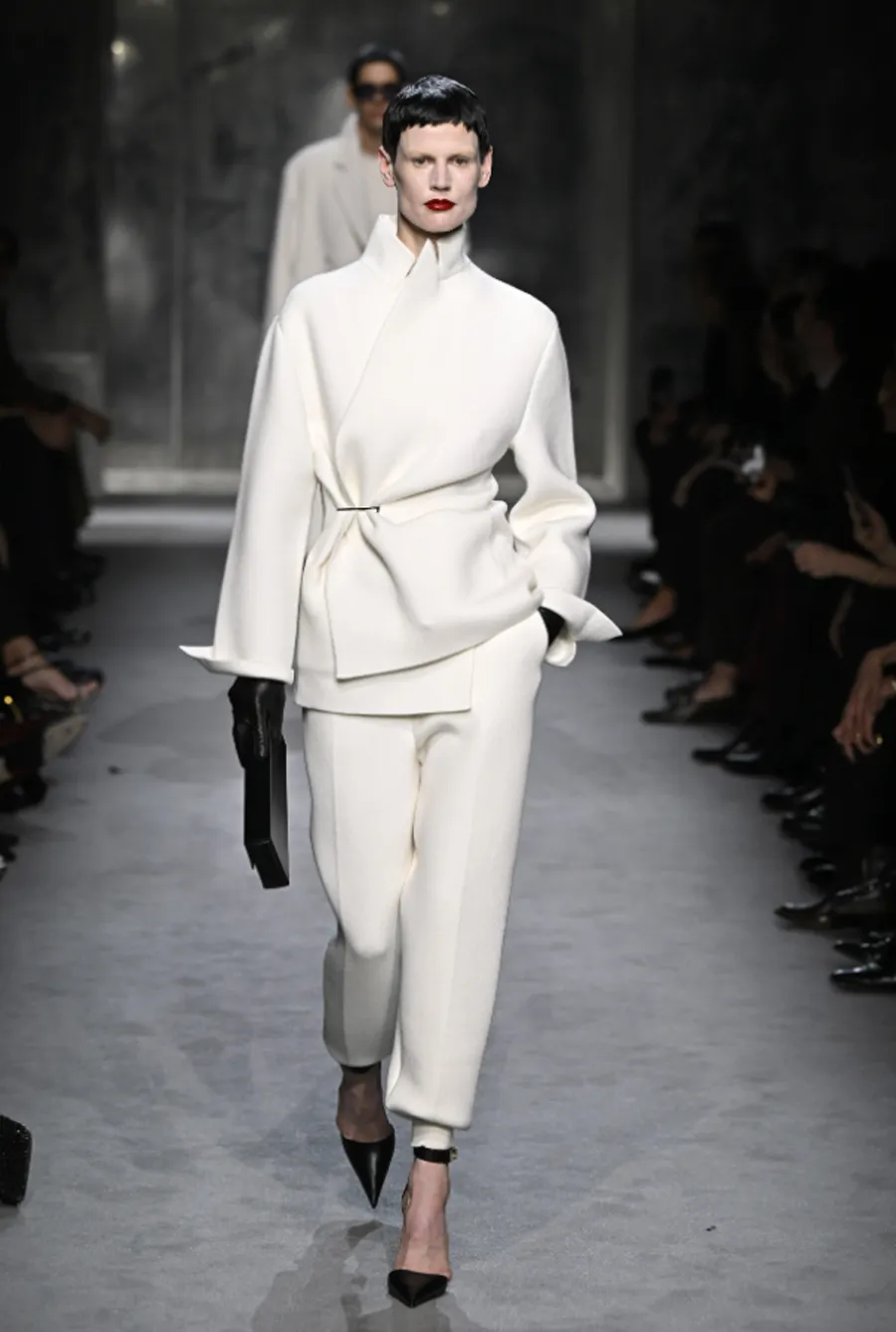 Tom Ford Fall/ Winter 2025: Mối Tình Đầy Hứa Hẹn Của Thế Giới Thời Trang - 5