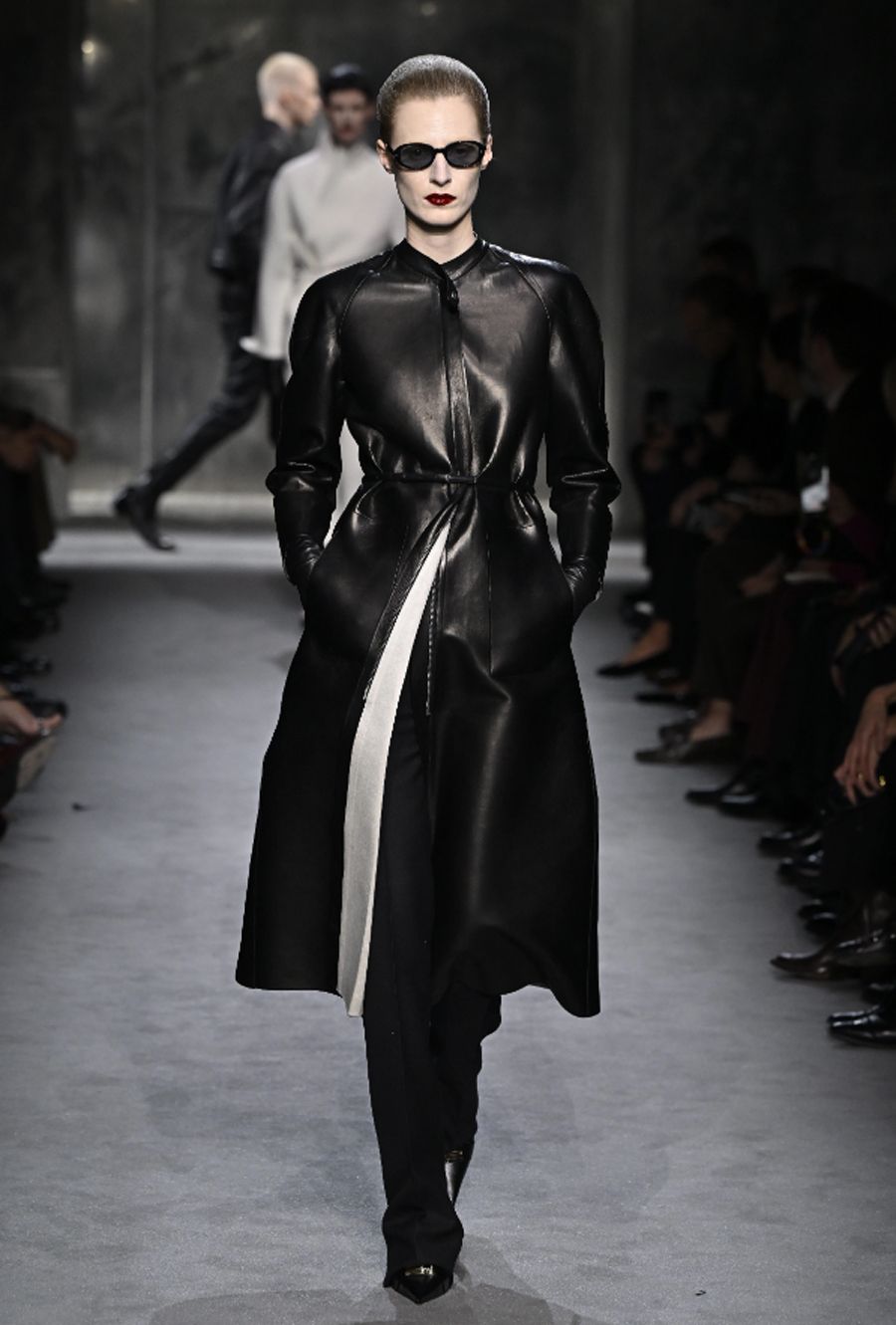 Tom Ford Fall/ Winter 2025: Mối Tình Đầy Hứa Hẹn Của Thế Giới Thời Trang - 6