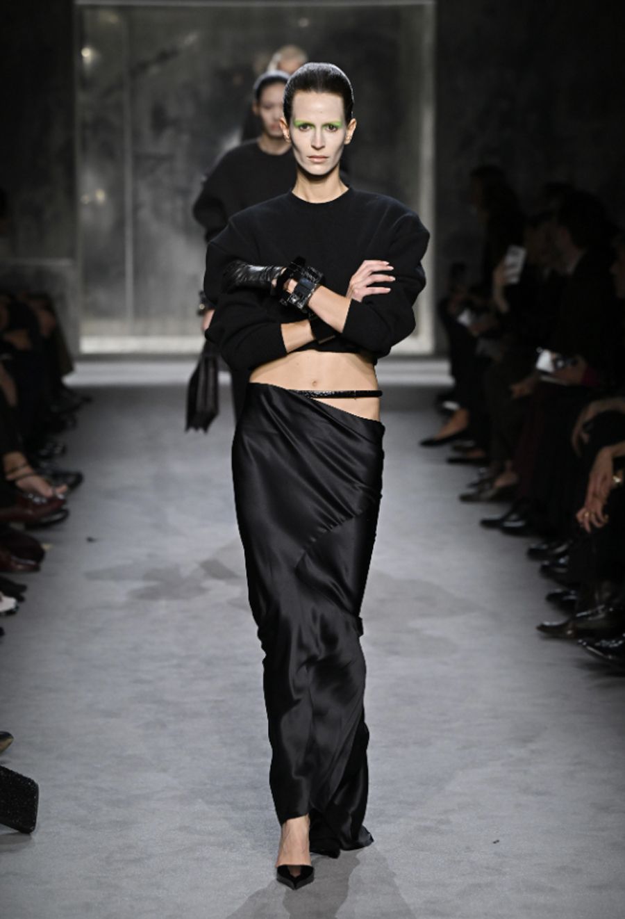 Tom Ford Fall/ Winter 2025: Mối Tình Đầy Hứa Hẹn Của Thế Giới Thời Trang - 18