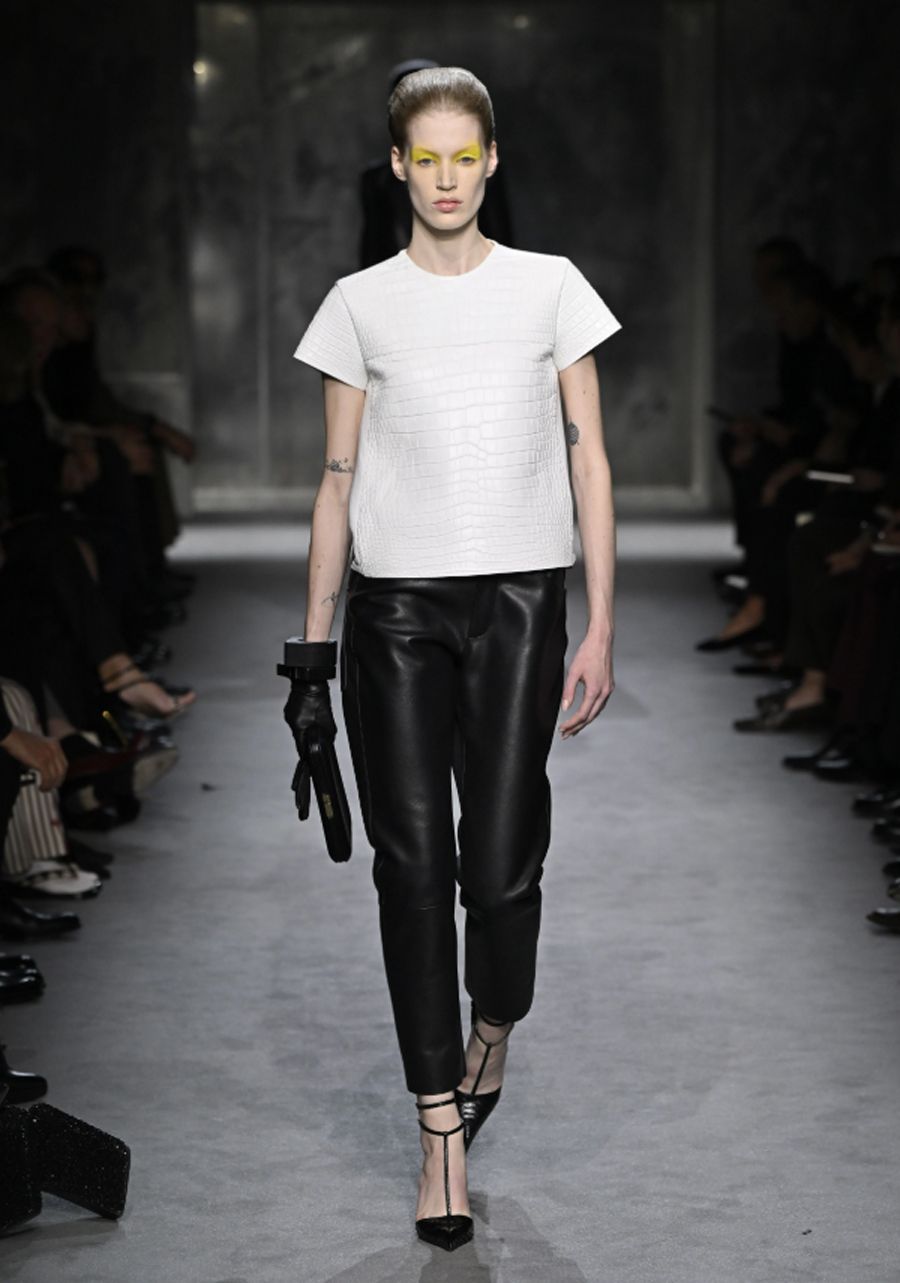 Tom Ford Fall/ Winter 2025: Mối Tình Đầy Hứa Hẹn Của Thế Giới Thời Trang - 8