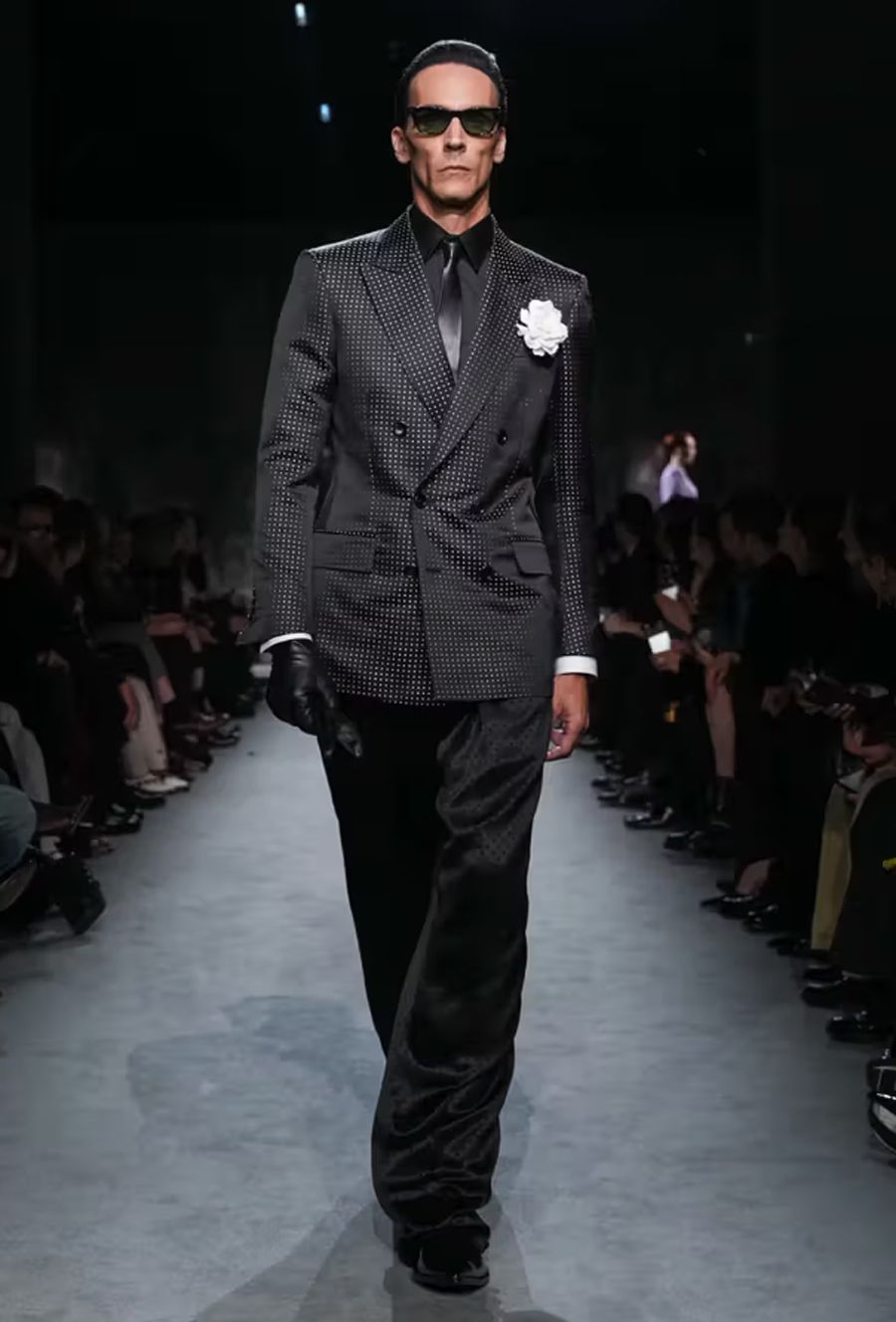 Tom Ford Fall/ Winter 2025: Mối Tình Đầy Hứa Hẹn Của Thế Giới Thời Trang - 7