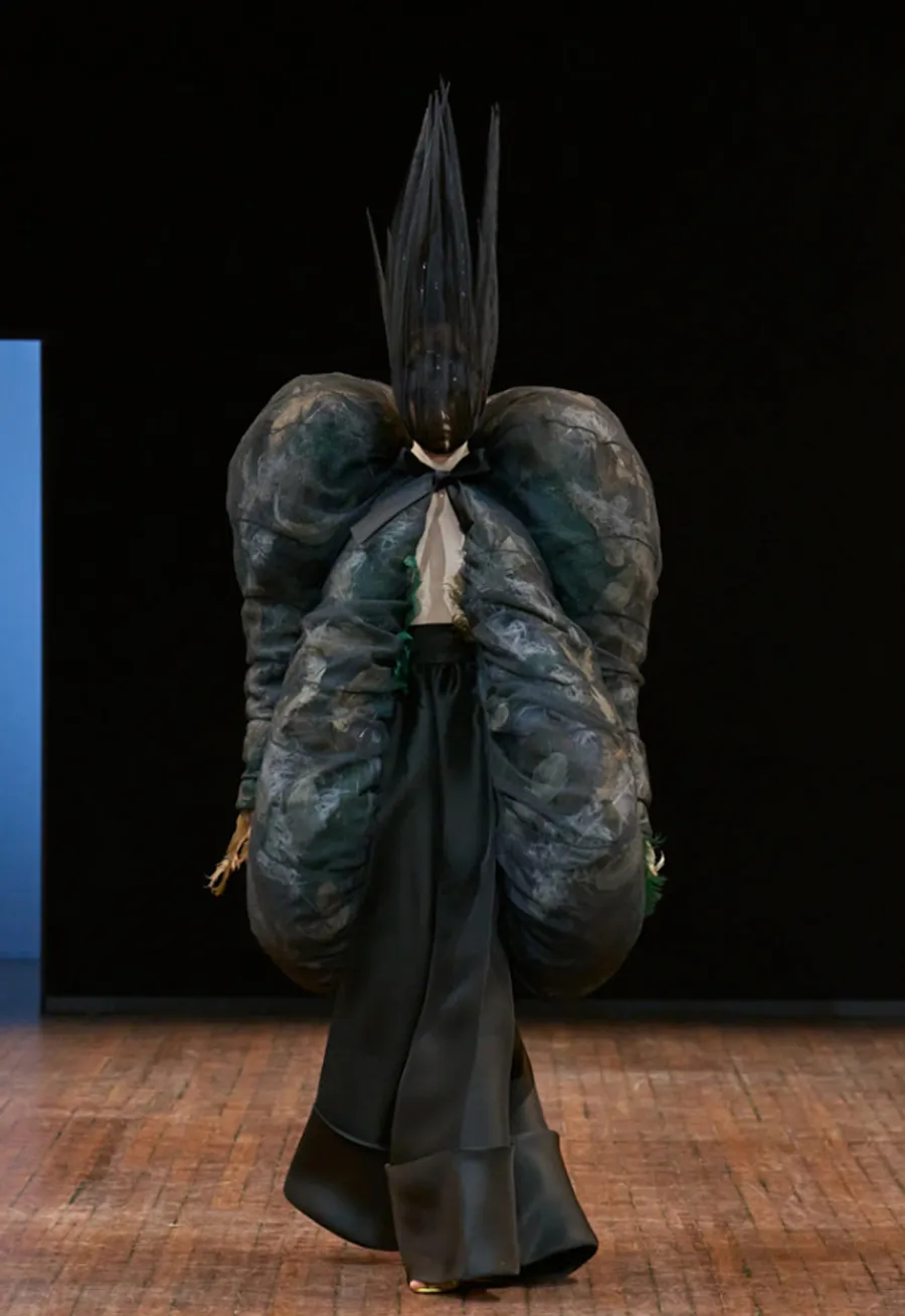 BST Viktor & Rolf Thu Đông 2025: 