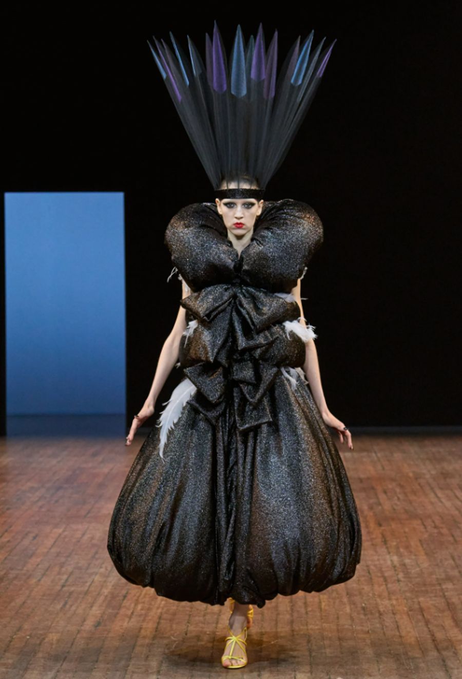 BST Viktor & Rolf Thu Đông 2025: 