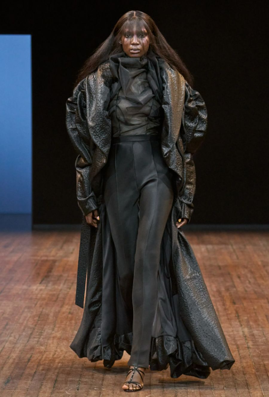 BST Viktor & Rolf Thu Đông 2025: 