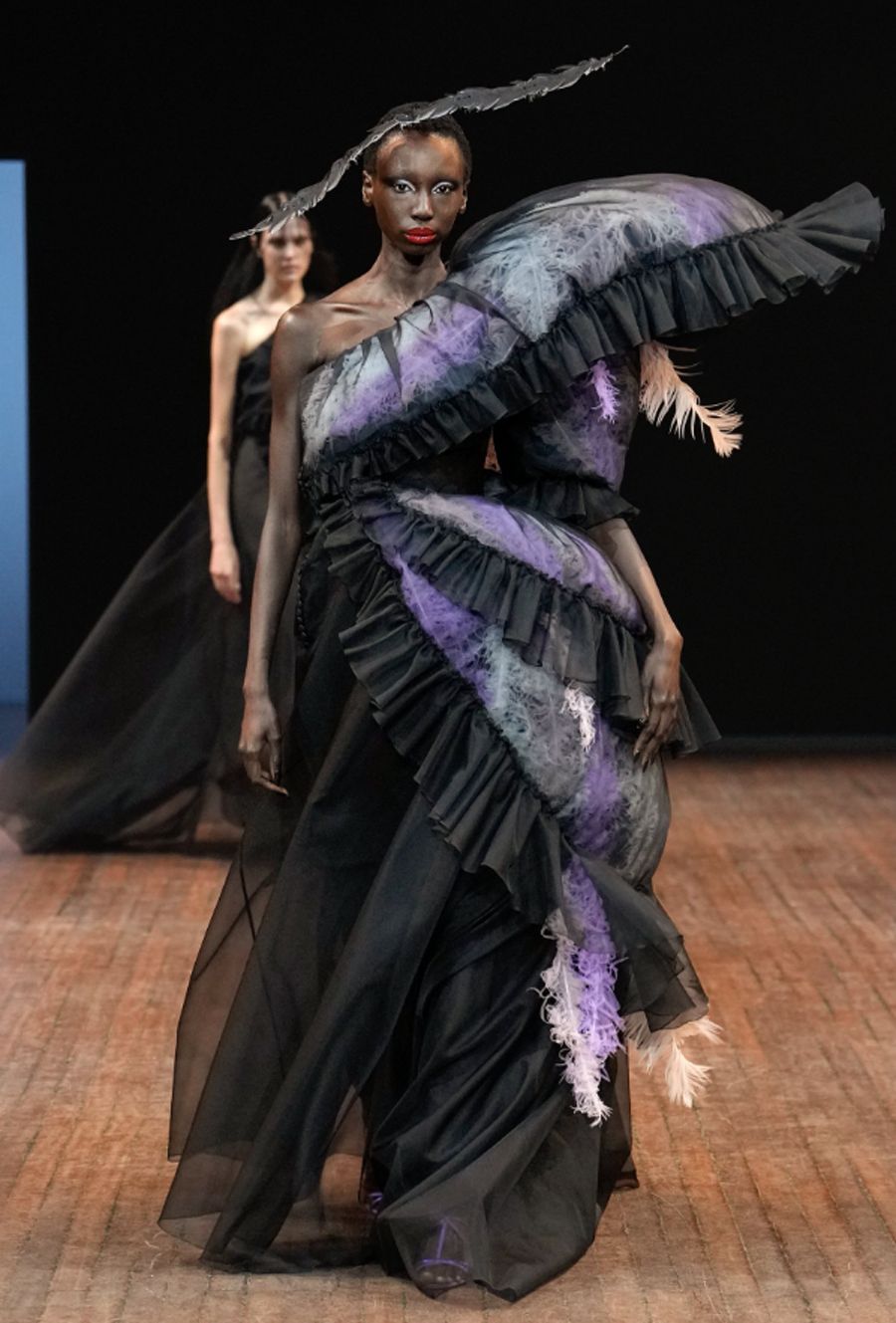BST Viktor & Rolf Thu Đông 2025: 