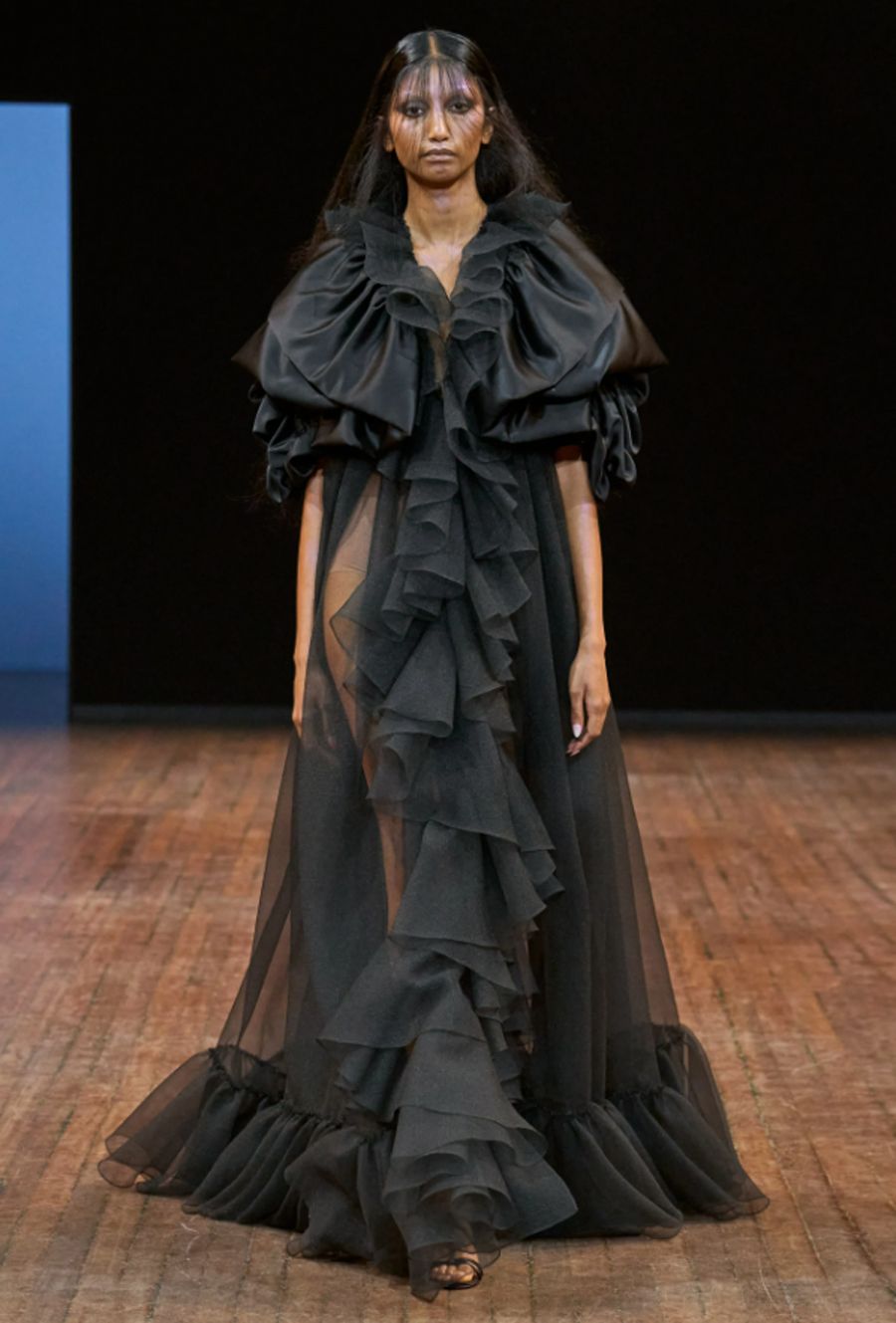 BST Viktor & Rolf Thu Đông 2025: 