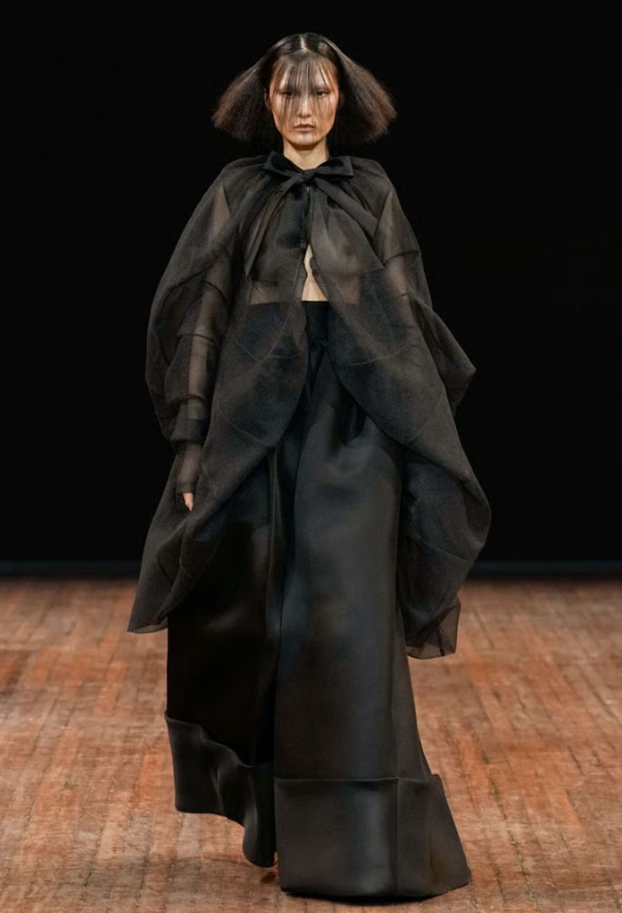 BST Viktor & Rolf Thu Đông 2025: 