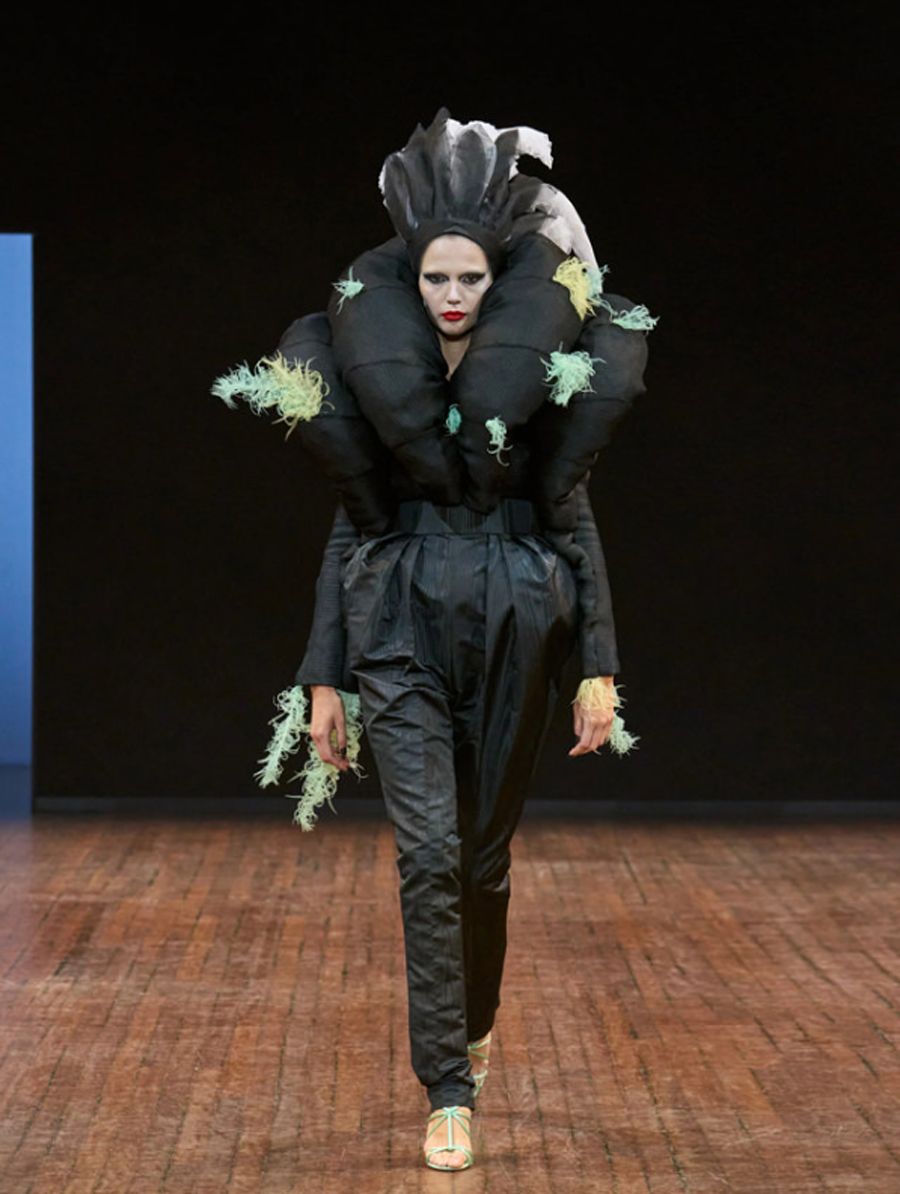 BST Viktor & Rolf Thu Đông 2025: 