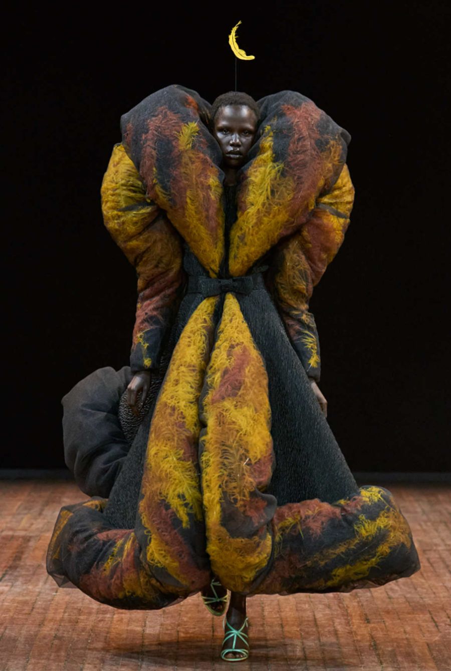BST Viktor & Rolf Thu Đông 2025: 