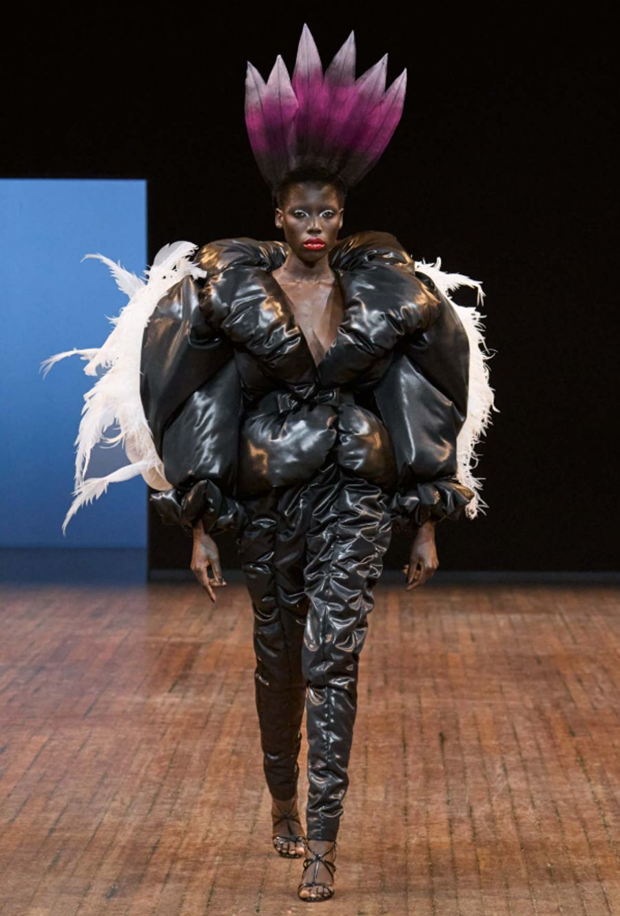 BST Viktor & Rolf Thu Đông 2025: 