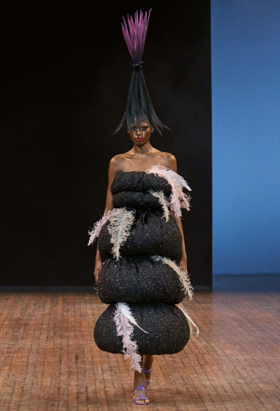 BST Viktor & Rolf Thu Đông 2025: 