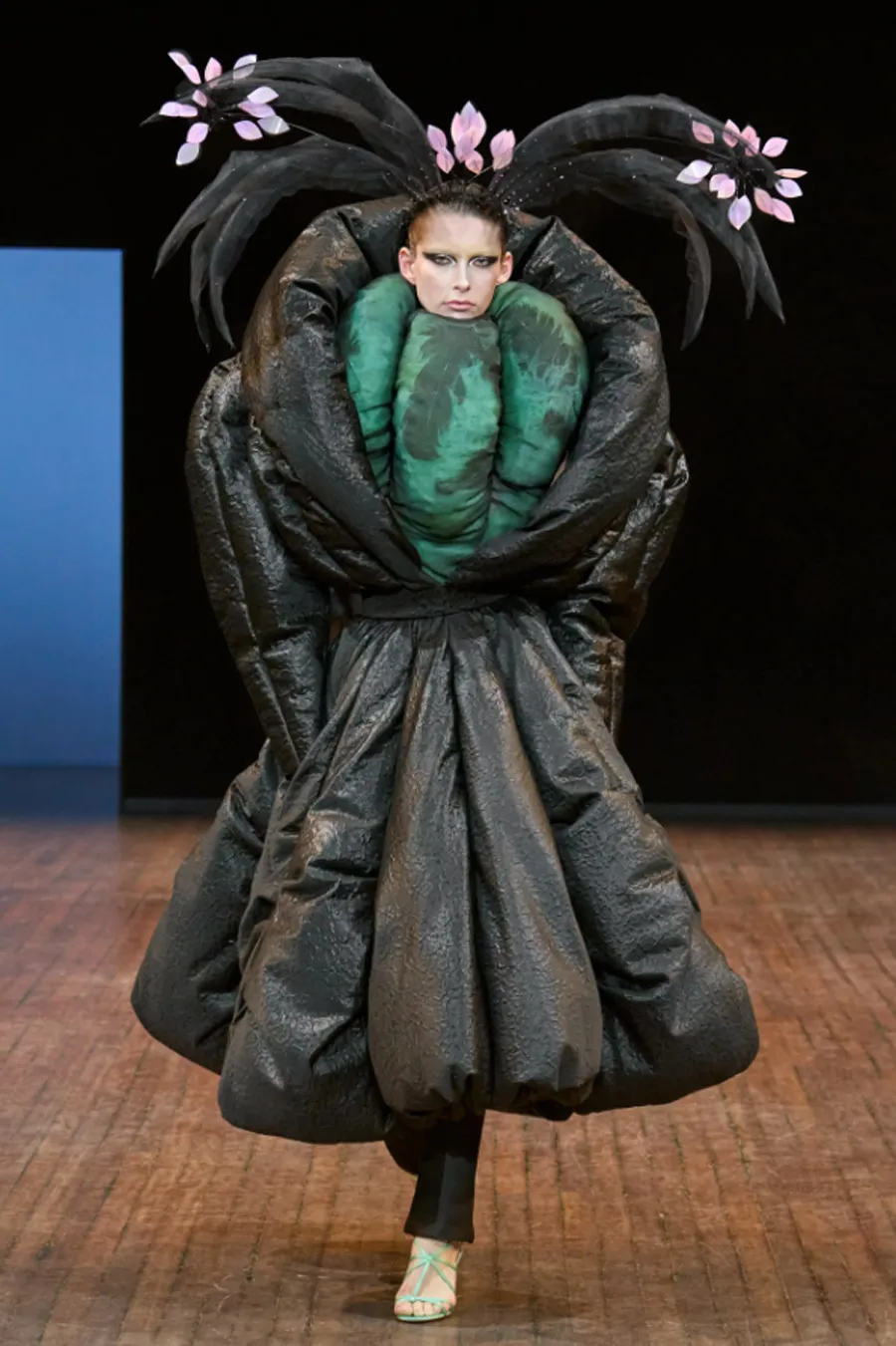 BST Viktor & Rolf Thu Đông 2025: 