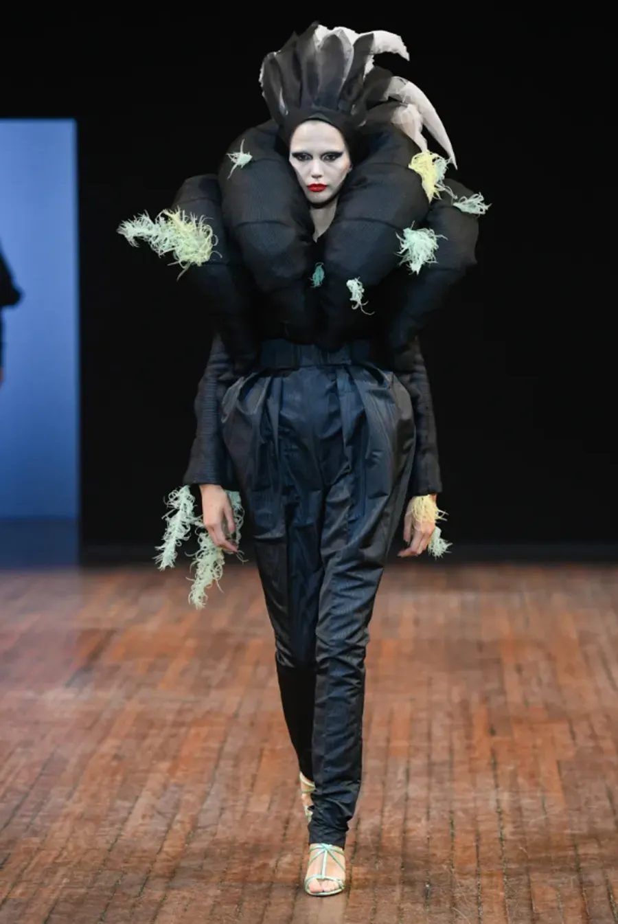 BST Viktor & Rolf Thu Đông 2025: 