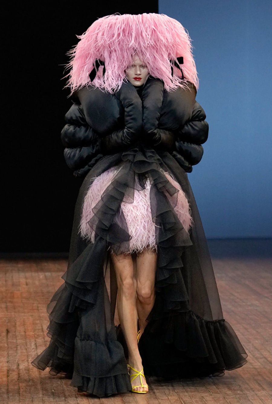 BST Viktor & Rolf Thu Đông 2025: 