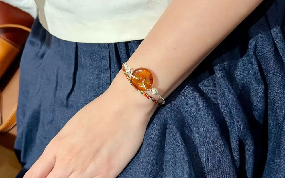 Vòng Tay Hổ Phách Có Tác Dụng Gì? Có Nên Đeo Vòng Tay Hổ Phách?