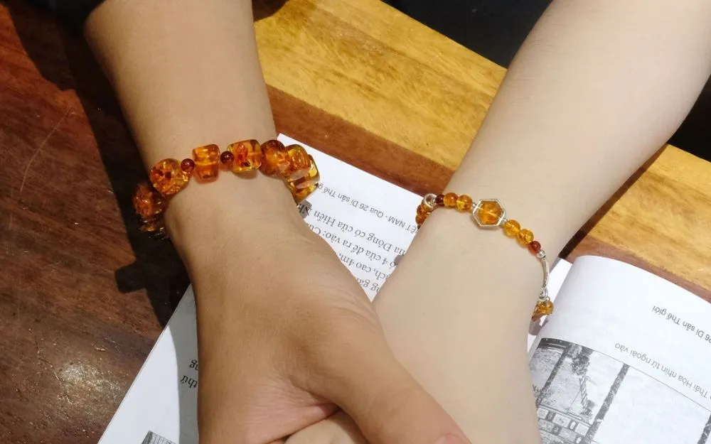 Vòng Tay Hổ Phách Có Tác Dụng Gì? Có Nên Đeo Vòng Tay Hổ Phách?