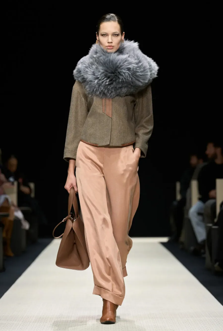 Bộ Sưu Tập Giorgio Armani Thu - Đông 2025: Khi Thời Trang Chạm Đất Mẹ - 15