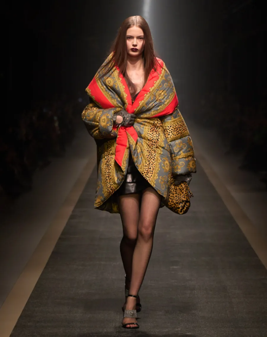 Bộ Sưu Tập Versace Thu Đông 2025: Glamour Gặp Công Nghệ 3D - 2