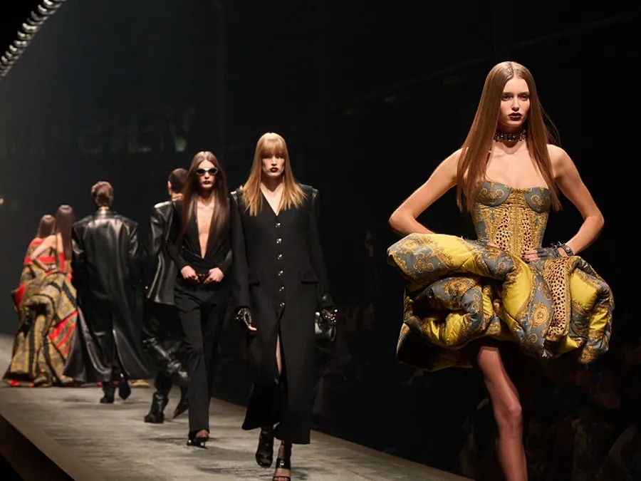 Bộ Sưu Tập Versace Thu Đông 2025: Glamour Gặp Công Nghệ 3D - 1