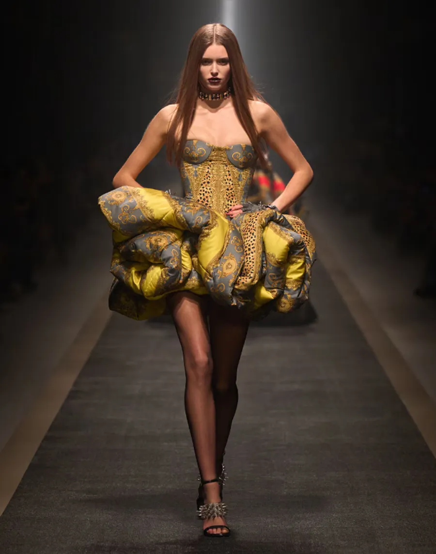 Bộ Sưu Tập Versace Thu Đông 2025: Glamour Gặp Công Nghệ 3D - 5
