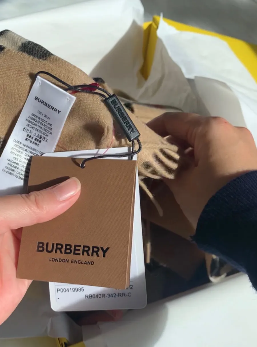 Cách phân biệt khăn Burberry thật - giả