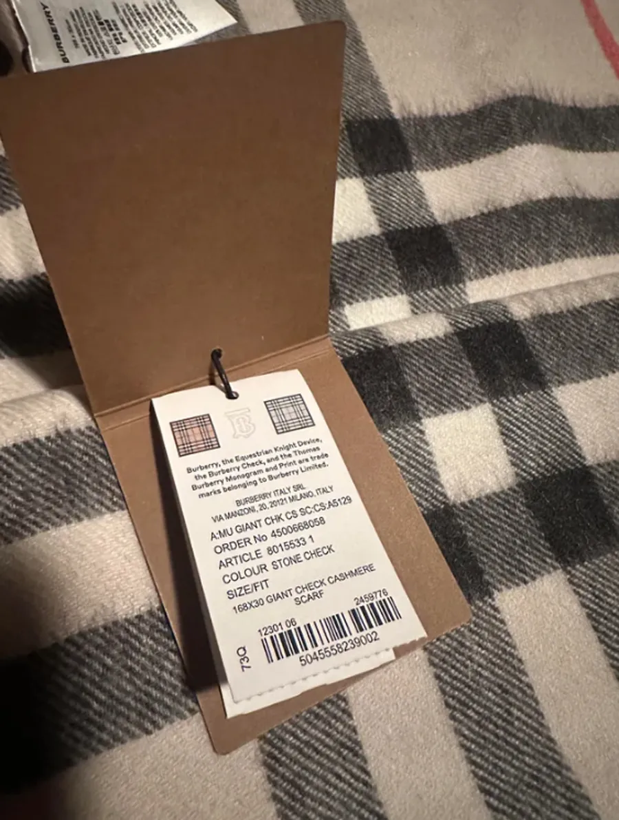 Cách phân biệt khăn Burberry thật - giả