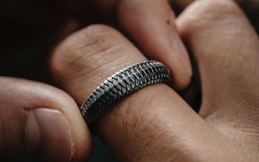 Đeo Nhẫn Ngón Giữa Mang Lại Ý Nghĩa Gì? Nam Và Nữ Nên Đeo Tay Nào - 1