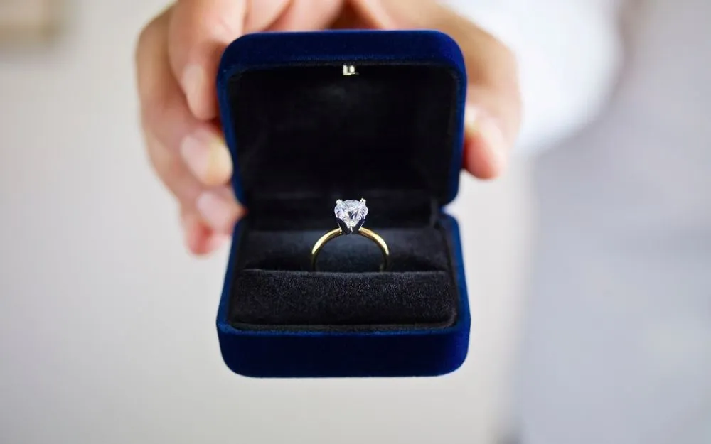 Đeo Nhẫn Ngón Giữa Mang Lại Ý Nghĩa Gì? Nam Và Nữ Nên Đeo Tay Nào - 4