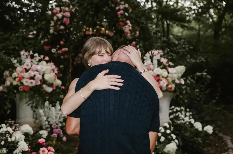 Nhẫn đính hôn của Taylor Swift: Biểu tượng của xu hướng trang sức cưới 2025 - 3