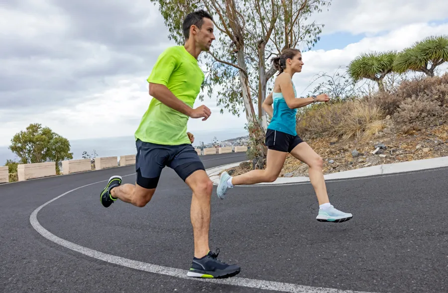 Top 10 Thương Hiệu Quần Áo Chạy Bộ Chất Lượng Được Yêu Thích - 2